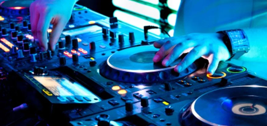 DJ'lerin Podcast Yayıncılığı: Yaratıcılığı ve İletişimi Nasıl Etkiliyor?